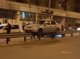 Незвичайна ДТП: У Києві авто вискочило на відбійник та проїхалося по ньому 80 метрів (фото, відео)