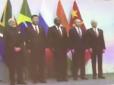 Довелося фотографуватися із китайським: Путін на саміті не знайшов прапор Росії (відео)