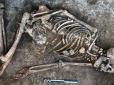 На Прикарпатті знайшли загадковий жіночий скелет із чорними візерунками (фотофакт)