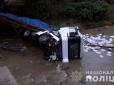 Останній рейс: На Закарпатті вантажівка злетіла з моста в річку, є загиблий (фото)
