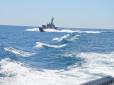 Вимагають застопорити хід та готуються до абордажу: Десяток російських кораблів атакують два катери та буксир ВМС України у Керченській протоці