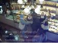 Хіти тижня. Увага - злодії: У центрі Києва нахабних мадам зняли на прямо під час крадіжки в кафетерії (відео)