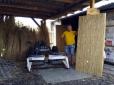 Хіти тижня. Екологічно і практично: Українець з очерету виробляє панелі для стін (фото)