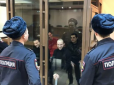 Сміються росіянам в очі: Унікальне фото українських моряків з суду у Росії