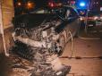 Елітна ДТП: У центрі Києва Lexus потрапив влетів у будівлю, а Mercedes зніс світлофор та пошкодив паркан (відео)