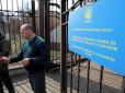 Знімайте за парканом: Російських журналістів не пустили на виборчу дільницю в Мінську