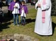 Католицькі священики в присутності дітей спалили книжки про Гаррі Поттера