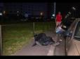 Кричав, що його вбивають і бив припарковані авто: У Києві за загадкових обставин посеред вулиці помер чоловік (відео)