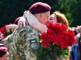 Зворушливо до сліз: Військові у Житомирі неочікувано зробили пропозицію своїм коханим (відео)