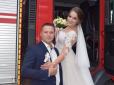 Дуже незвично: У Рівному наречені приїхали одружуватися на пожежній машині (фото, відео)