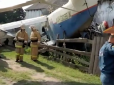 Народжені повзати? У Росії літак впав на житловий будинок (відео)