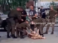 Голий неадекват у Дніпрі влаштував доганялки з поліцією (фото, відео 16+)