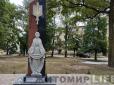 Тільки-но відкритий пам'ятник українським воїнам спотворили на Житомирщині (фотофакт)