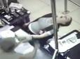 Врятували навички з тактичної медицині: У супермаркеті Дніпра офіцер ЗСУ​ прийшов на допомогу дівчині-касирці (відео 12+)