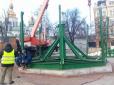 Свято наближається: У центрі української столиці почали монтувати головну ялинку країни (фото)