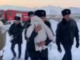 Хіти тижня. Знайшли на грудях у матері: На місці катастрофи літака в Казахстані поліцейський врятував немовля (відео)
