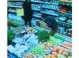 На очах у покупців: У Запоріжжі чоловік з ножем напав на вантажника супермаркета (відео)