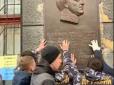 Депутат міськради намагався заважати: Націоналісти в Одесі прибрали останнього Жукова (фото, відео)
