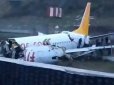 Моторошна катастрофа: У турецькому аеропорту літак із пасажирами впав в яр і розвалився (відео)