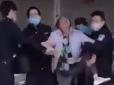 Поводяться як із скотом чи диверсантами: У Китаї в епіцентрі поширення коронавіруса поліцейські хапають людей прямо на вулицях (відео)