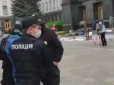 Почали палити шини: Під Офісом президента у Києві сталися сутички (фото, відео)