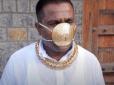 Хіти тижня. Красиво жити не заборониш: Індієць замовив собі захисну маску із золота вагою 2,5 кг