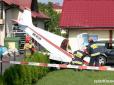 Пілот встиг катапультуватися: У Польщі спортивний літак впав на приватний будинок (відео)