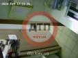 У Києві чоловік погрожував касиру в обміннику гранатою, але щось пішло не так (відео)