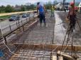 Поряд із 70-річним аварійним: На Закарпатті будують новий мост (фото)