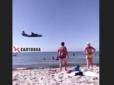 На Херсонщині військовий літак пронісся над пляжем з людьми (відео)