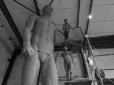 Містяни сприйняли подарунок неоднозначно: У Дніпрі встановлять велетенську статую оголеного чоловіка