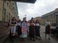 На площу вже стягнули водомети: У Білорусі дівчата принесли Лукашенку гарбузи