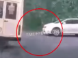У Дніпрі чоловік на ходу випав з маршрутки: Небезпечний момент потрапив на відео