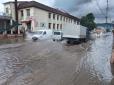 Злива на Прикарпатті: Затоплені вулиці, знеструмлені цілі райони (фото)