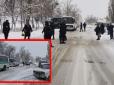 Люди перекрили трасу: Райцентр на Харківщині замело снігом, а опалення так і не включили