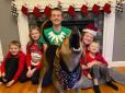 Сім'я влаштувала різдвяну фотосесію, але не покликала в кадр собаку - та не пробачила й зіпсувала кожен знімок (фото)