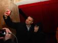 Не зміг відмовити шанувальниці: Кличко не втримався і зробив селфі під час похорону Кернеса (фото)