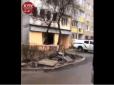Людей терміново евакуюють: У Києві в багатоповерхівці знайшли вибухівку (відео)
