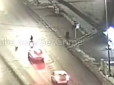 Справжній щасливчик: У Києві пішохід дивом вижив, коли переходив дорогу - момент потрапив на відео