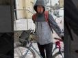 Навіть у сніг і мороз: Нідерландський дипломат у Києві щодня їздить на роботу велосипедом (відео)