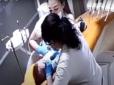 Кадри шокують! У Рівному стоматолог під час лікування жорстоко била дітей (відео)