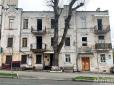 Щоб виросла нова забудова? У Києві руйнують історичну будівлю на Володимирській, в якій живуть люди (фото)