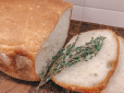 Корисний лайфхак: Блогер показав, як розрізати хліб так, щоб він не засихав протягом декількох днів (відео)