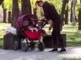 Буквально падала у візочок: У Одесі жінка під кайфом гуляла з немовлям (відео)