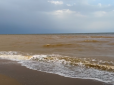 Людей на популярному курорті Азовського моря дуже багато, хоча море й стало рудого кольору (відео)