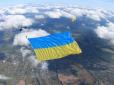 Український парашутист встановив рекорд, розгорнувши в небі найбільший жовто-блакитний прапор (фото)
