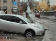 Феєричне видовище: Падіння авто в яму у центрі Дніпра потрапило на відео