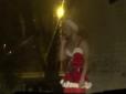 Бородата Снігуронька у червоних колготках: У Дніпрі напівоголений чоловік в нетрадиційному вбранні вразив місцевих (відео)