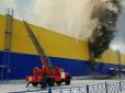 Обвалився дах, все згоріло: У Росії сталася масштабна пожежа в торговому центрі (фото, відео)