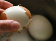 А ви це знали? Що потрібно додати в каструлю при варінні яєць, щоб їх чистка займала мінімум часу
